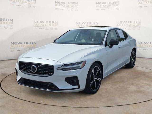 2024 Volvo S60 Core Dark Theme