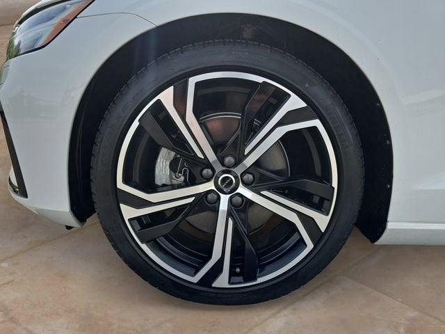 2024 Volvo S60 Core Dark Theme