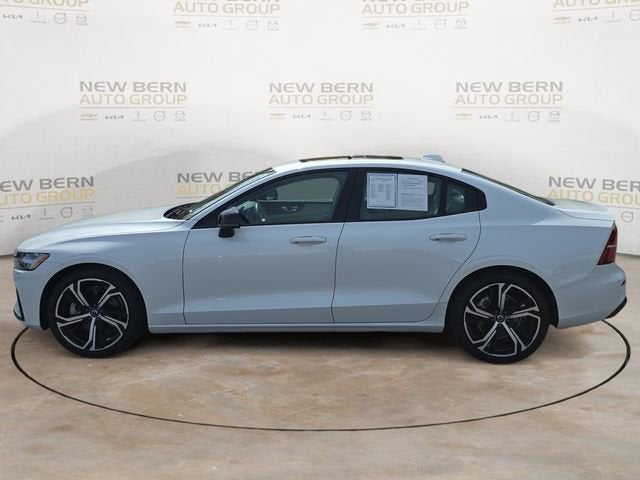 2024 Volvo S60 Core Dark Theme