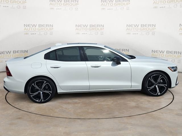 2024 Volvo S60 Core Dark Theme