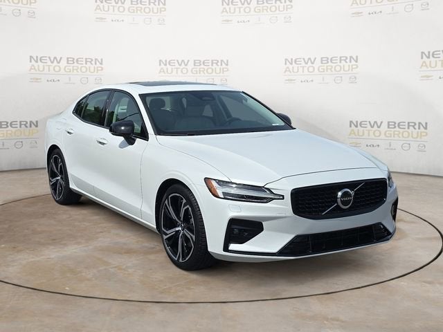 2024 Volvo S60 Core Dark Theme