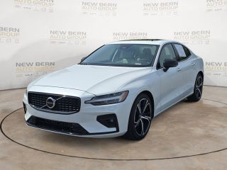 2024 Volvo S60 Core Dark Theme