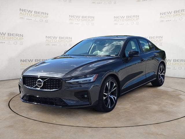 2024 Volvo S60 Plus Dark Theme