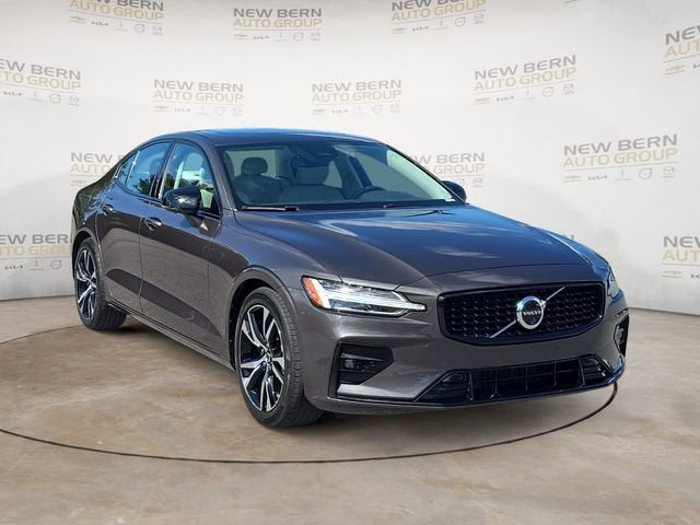 2024 Volvo S60 Plus Dark Theme