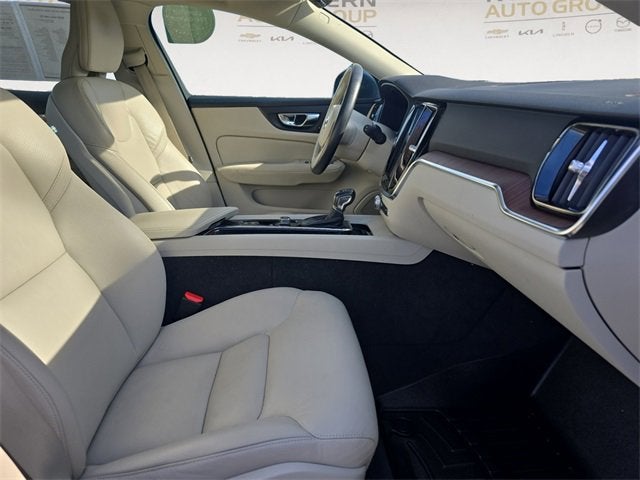 2020 Volvo V60 Momentum