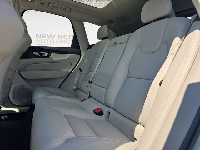 2023 Volvo XC60 Ultimate Bright Theme