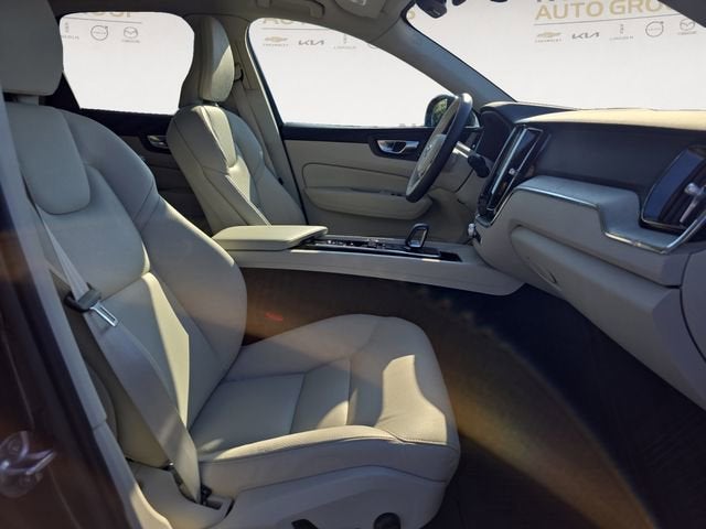 2024 Volvo XC60 Plus Dark Theme