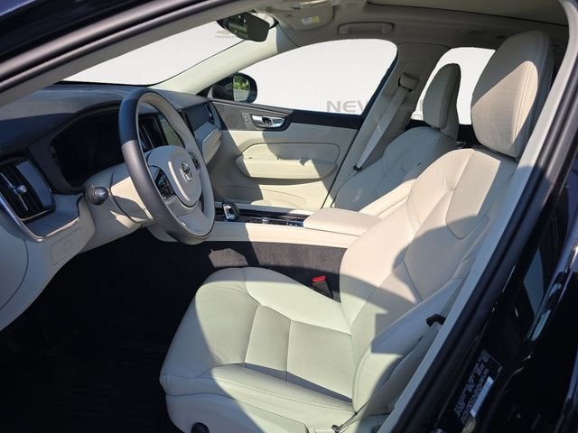 2024 Volvo XC60 Plus Dark Theme