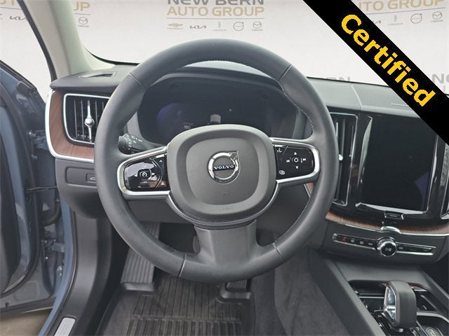 2023 Volvo XC60 Plus Dark Theme