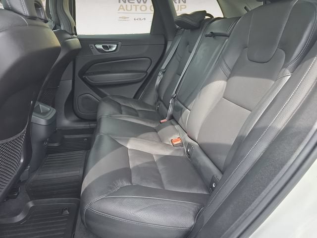 2023 Volvo XC60 Plus Dark Theme