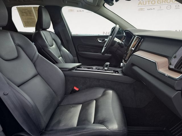 2023 Volvo XC60 Plus Dark Theme