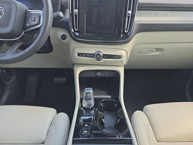 2024 Volvo XC40 Plus Bright Theme