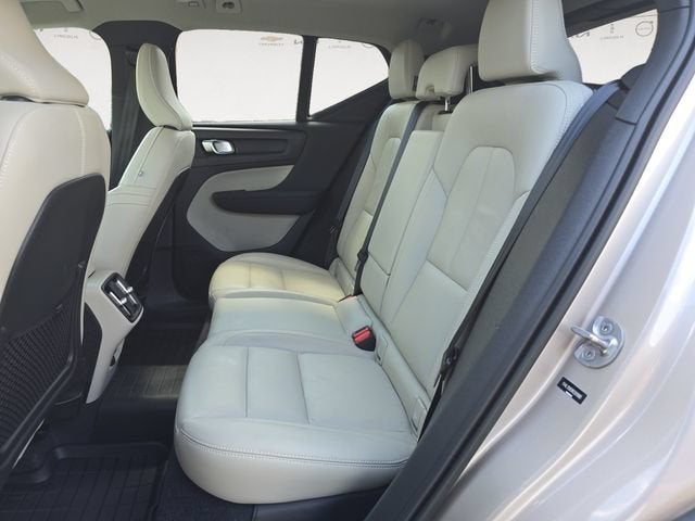 2024 Volvo XC40 Plus Bright Theme