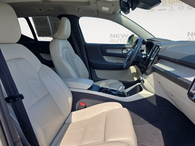 2024 Volvo XC40 Plus Bright Theme
