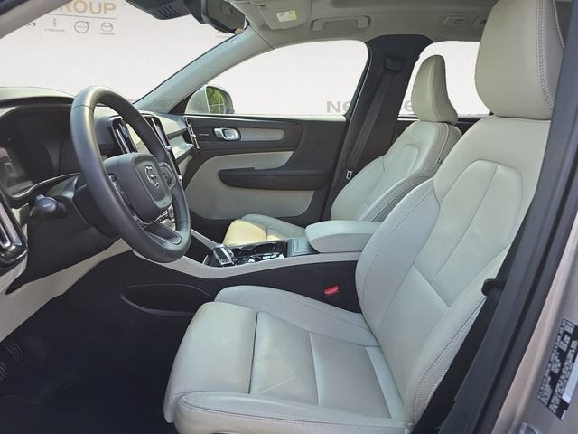 2024 Volvo XC40 Plus Bright Theme