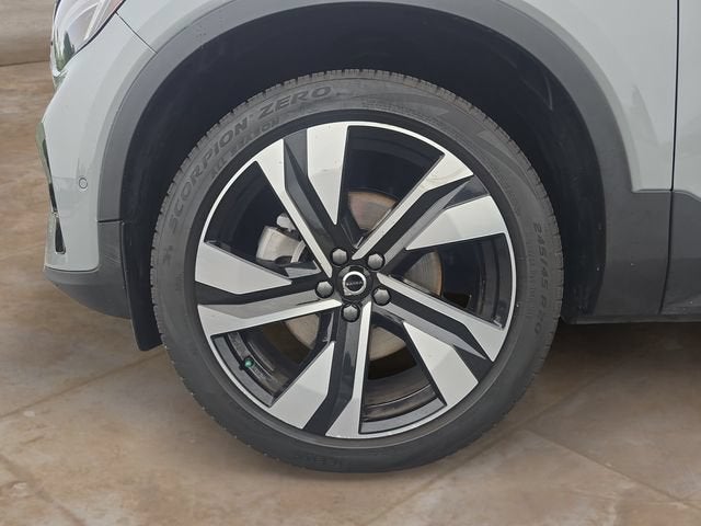 2024 Volvo XC40 Plus Dark Theme