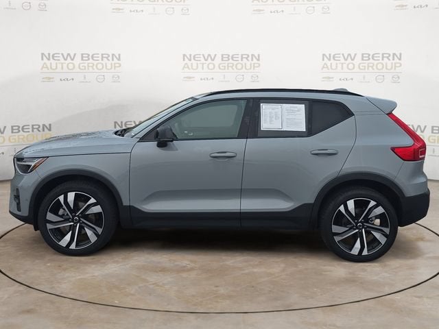2024 Volvo XC40 Plus Dark Theme
