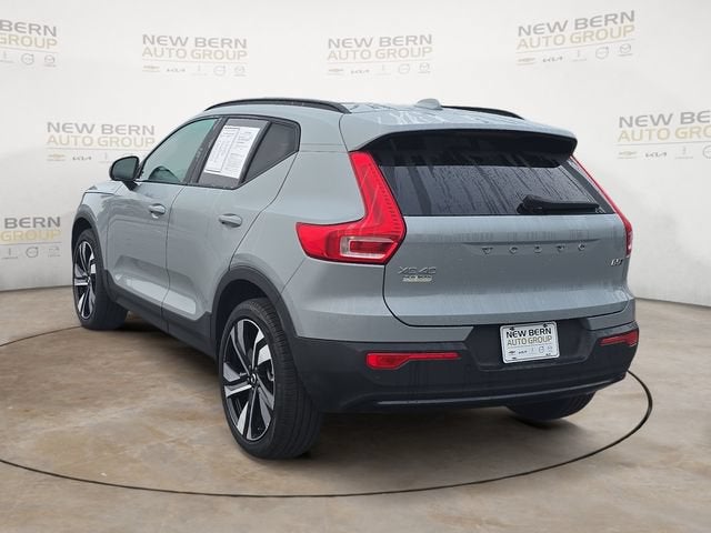 2024 Volvo XC40 Plus Dark Theme