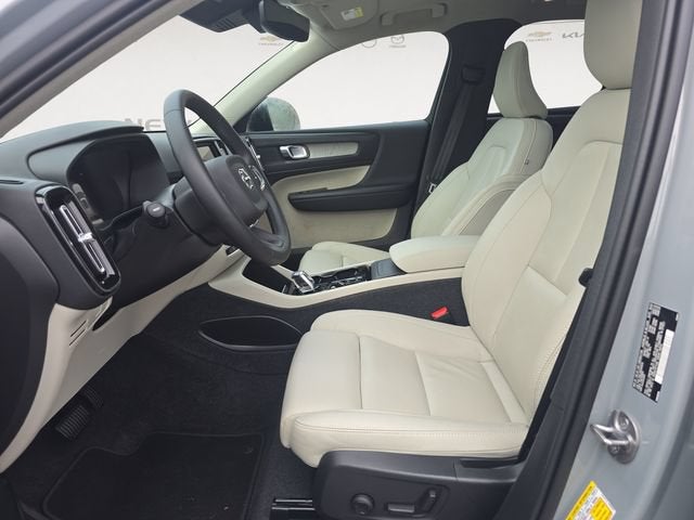 2024 Volvo XC40 Plus Dark Theme