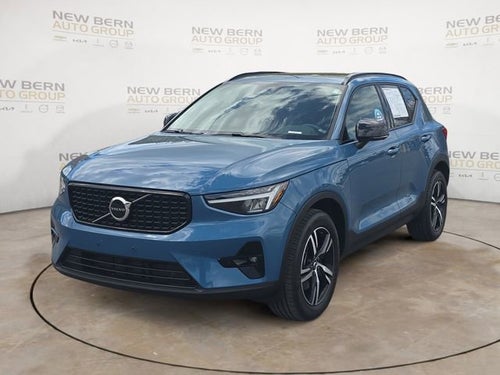 2023 Volvo XC40 Plus Dark Theme