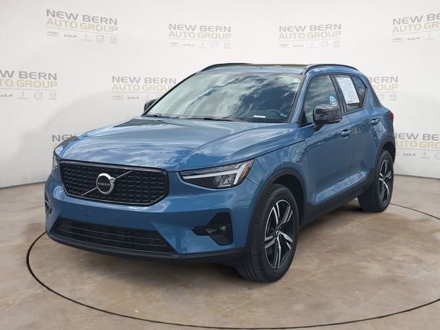 2023 Volvo XC40 Plus Dark Theme