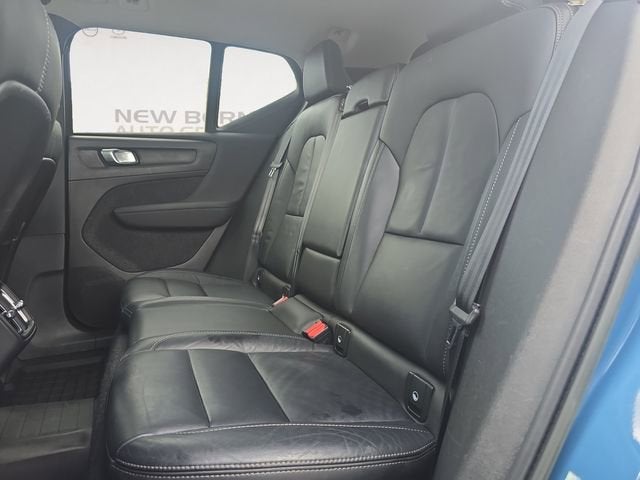 2023 Volvo XC40 Plus Dark Theme