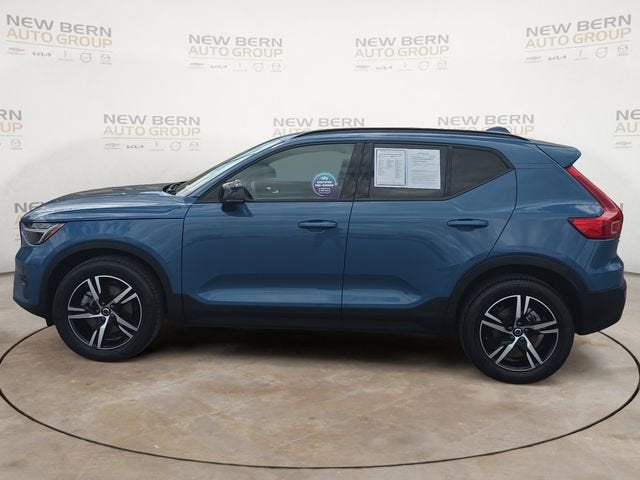 2023 Volvo XC40 Plus Dark Theme