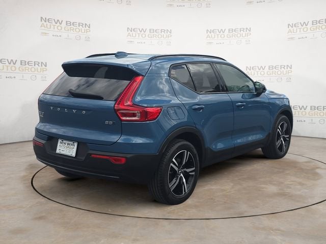 2023 Volvo XC40 Plus Dark Theme