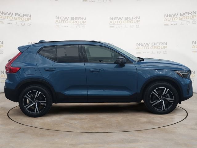 2023 Volvo XC40 Plus Dark Theme