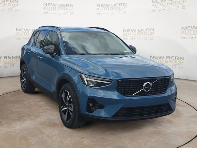 2023 Volvo XC40 Plus Dark Theme