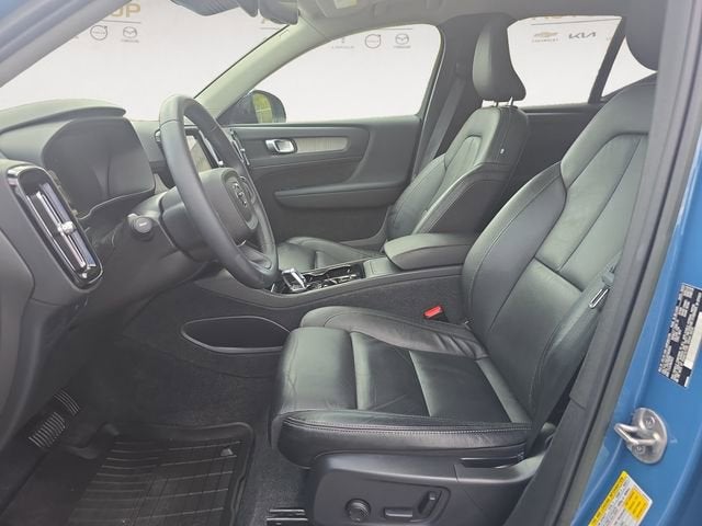 2023 Volvo XC40 Plus Dark Theme
